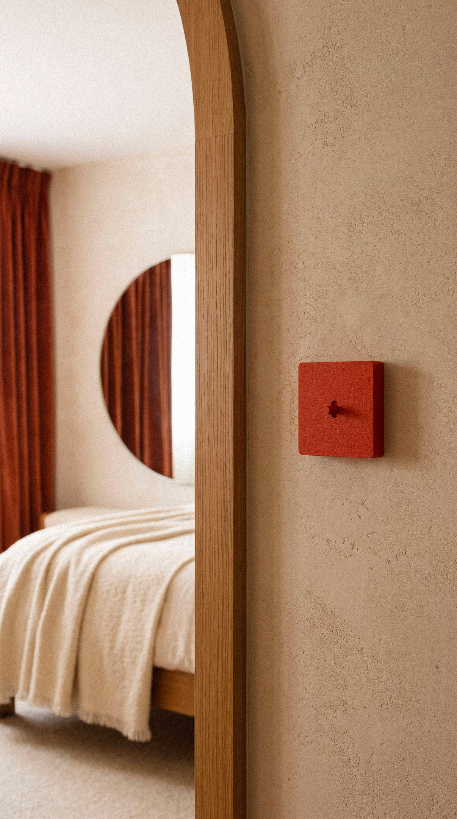 Habillage BUTTN terracotta dans une chambre en arche bois