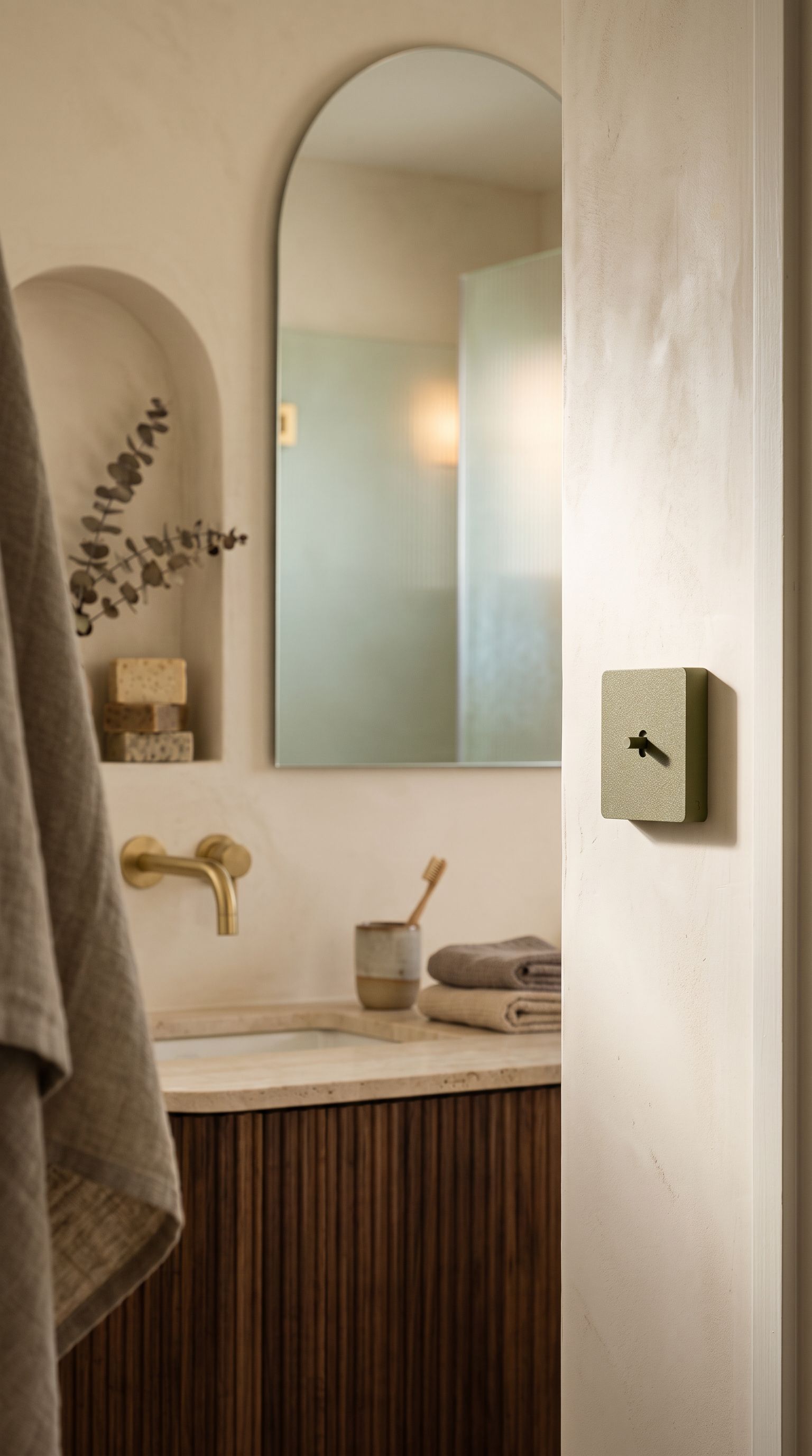 Habillage BUTTN olive dans une salle de bain minérale